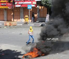  مواجهات بين الشبان وجنود الاحتلال في باب الزاوية وسط الخليل (8).jpg