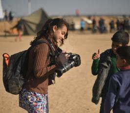 منة قديح 12 عام . اصغر مصورة تغطى الاحداث شرق خانيونس ‫(1)‬.jpeg