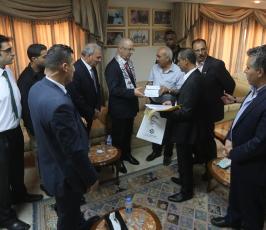 رئيس الوزراء فى منزل عرفات.jpg