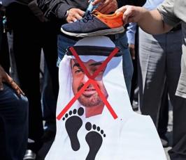 حرق صور نتنياهو وترامب ومحمد بن زايد عقب صلاة الجمعة في نابلس (2).jpg
