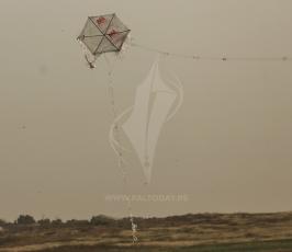  طائرات ورقية مذيلة بزجاجات حارقة شرق غزة ‫(43844106)‬ ‫‬.jpg