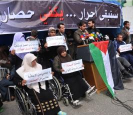 بالصور:وقفة لمرضى قطاع غزة أمام السفارة المصرية بغزة للمطالبة بفتح معبر رفح