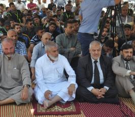 صلاة الجمعة أمام الصليب الأحمر