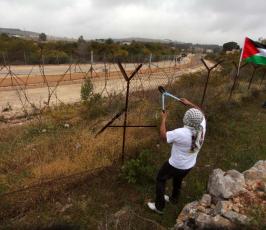 نشطاء فلسطينيون يقطعون أجزاء من معتقل عوفر غربي رام الله