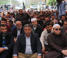  صلاة الجمعة امام مقر الصليب الاحمر بغزة تضامنا مع الاسرى في سجون الاحتلال ‫(39649803)‬ ‫‬
