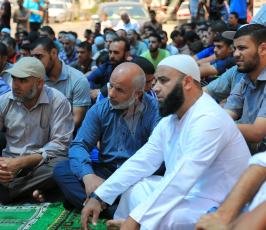  صلاة الجمعة أمام مقر الصليب الأحمر ‫(34669063)‬ ‫‬