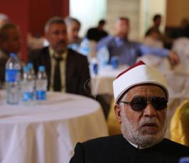 بالصورتكرم مقرئ المسجد الأقصى والابراهيمي الشيخ محمد رشاد الشريف ‫(30373274)‬ ‫‬