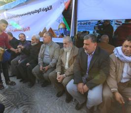 المئات من الفلسطينين يؤمون خيمة العزاء التي أقيمت في ساحة الجندي وسط غزة تضامنا مع الشعب المصري ‫(38339082)‬ ‫‬
