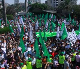 آلاف الفلسطينيين يخرجون نصرة للرسول محمد بغزة