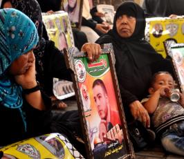 الاعتصام الاسبوعى لاهالى الاسرى بالصليب الاحمر بغزة