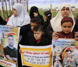 أهالي الأسرى الفلسطينيين ينظمون وقفة تطالب بإطلاق سراح انبائهم من مكان أسر شاؤول ارون شرق غزة ‫(42598922)‬ ‫‬