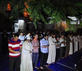 مهجة القدس واهالى الاسرى يحيون ليلة القدر امام الصليب الاحمر بغزة تضامناً مع الاسرى