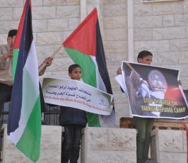بالصور القضاء ورابطة علماء فلسطين ينظما وقفة تضامنية مع مخيم اليرموك