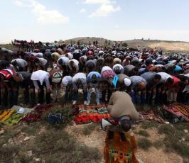 خاص فلسطين اليوم..مستوطنون يهاجمون مسيرة سلمية في دير جرير شرقي رام الله