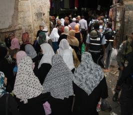 نحو ٢٠٠ الف مصل أدوا صلاة الجمعة الاولى من شهر رمضان في المسجد الاقصى المبارك