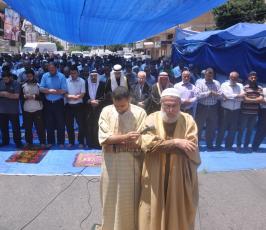  صلاة الجمعة امام مقر الصليب