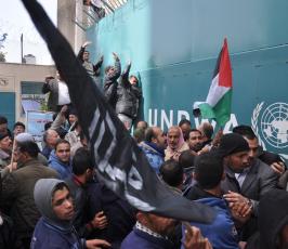 بالصور:احتجاج أمام مقر وكالة الغوث بغزة ضد تقليص الخدمات