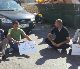عشرات اليافطات بالضفة "يا فياض لسنا دجاج بياض" ولا لسياسة التهجير