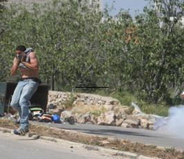 خاص فلسطين اليوم..مواجهات عنيفة بين شبان فلسطينيين وقوات الاحتلال على مدخل سلواد شرقي رام الله