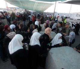  في الجمعة الاولى بشهر رمضان..آلاف المواطنين يزحفون نحو القدس لتأدية الصلاة