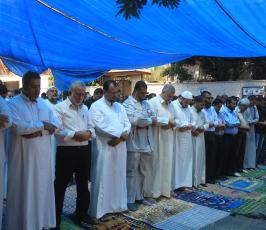  صلاة الجمعة أمام مقر الصليب الأحمر ‫(34669085)‬ ‫‬