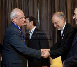 الرئيس الفلسطيني محمود عباس يلتقي بالرئيس الإيراني أحمدي نجاد بالقاهرة