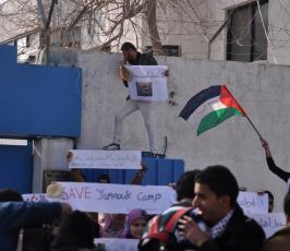 وقفة تضامنية بغزة مع اللاجئين الفلسطينيين في مخيم اليرموك في سوريا