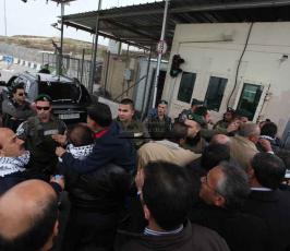 نشطاء فلسطينيون يعودون إلى باب الكرامة شمال غرب القدس المحتلة
