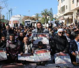 صلاة الجمعة أمام مقر الصليب الأحمر في غزة  ‫(39387650)‬ ‫‬
