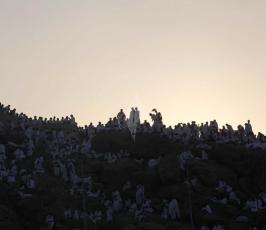 حجاج على جبل عرفات بعد الفخر لأداء ركن الحج الأعظم ليلاً ‫(29745564)‬ ‫‬