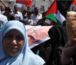 بالصور:في فلسطين.. العمال يحتفلون بيومهم العالمي على طريقتهم الخاصة