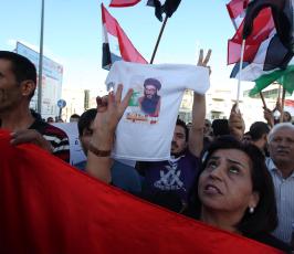 فلسطينيون يحتجون ضد فضائية الجزيرة في رام الله