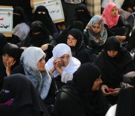 اهالى الشهداء امام مؤسسة الجريح ‫(29863834)‬ ‫‬