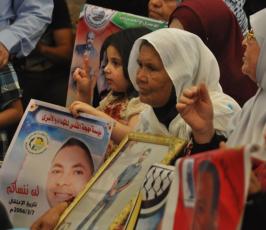 بالصور: الاعتصام الاسبوعي لاهالي الاسرى بالصليب بحضور موسى ابو مرزوق