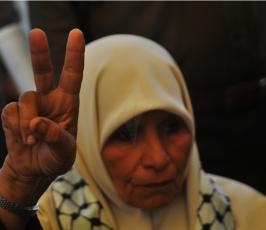 بالصور:عدسة "فلسطين اليوم" تنضم لاعتصام أهالي الأسرى أمام مقر الصليب