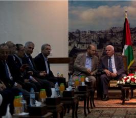 بالصور:هنية يستقبل وفد المصالحة برئاسة عزام الاحمد في منزله بمخيم الشاطئ