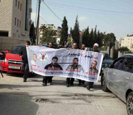 خاص فلسطين اليوم..اعتصام لأهالي الأسرى امام مقر الصليب الاحمر في رام الله