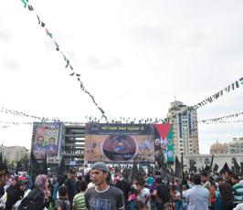 عشرات الالاف من شيوخ ونساء واطفال وقيادة الشعب الفلسطينى فى مهرجان الانطلاقة  الجهادية