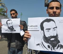 سلسلة بشرية تضامناً مع الأسرى