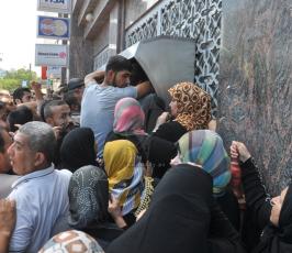 مواطنون يهرعون الى الاسواق و البنوك للتزود باحتياجاتهم