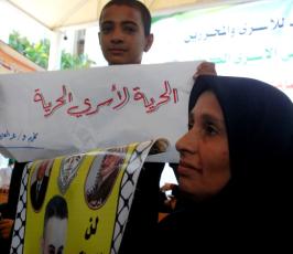 أهالى الاسرى يهللون فرحاً بمرسى بالصليب الاحمر بغزة
