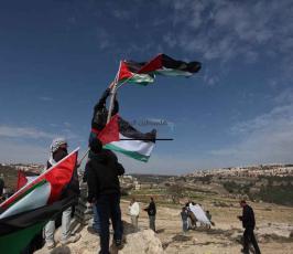 نشطاء فلسطينيون يعودون إلى باب الكرامة شمال غرب القدس المحتلة