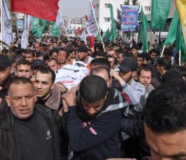 بالصور:جماهير غفيرة تشيع شهيدي الغارة الصهيونية على بلدة بيت حانون