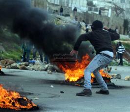 خاص فلسطين اليوم..إصابة المئات بالرصاص والإختناق أمام سجن "عوفر" قرب رام الله