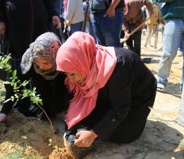 زراعة اشجار شرق موقع ناحل العوز فى يوم الارض (3)