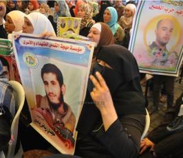اعتصام اهالى الأسرى مقر الصليب