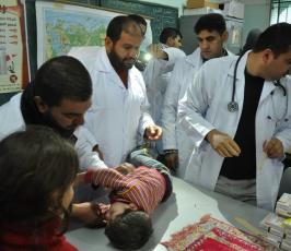 ضمن حملة "مودة" منتدى الطبيب الفلسطيني يقدم خدمات طبية للمتضررين بمراكز الإيواء جراء المنخفض بغزة
