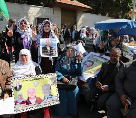 مسيرة نسائية أمام مقر الصليب  ‫(1)‬ ‫‬