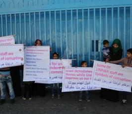 مواطنون يتظاهرون أمام مقرالأونروا ‫(30335373)‬ ‫‬