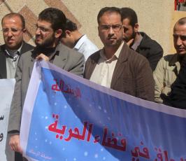 فضائية الأقصى تنظم وقفة تضامنية مع مراسلها المعتقل في سجون الاحتلال طارق أبو زيد